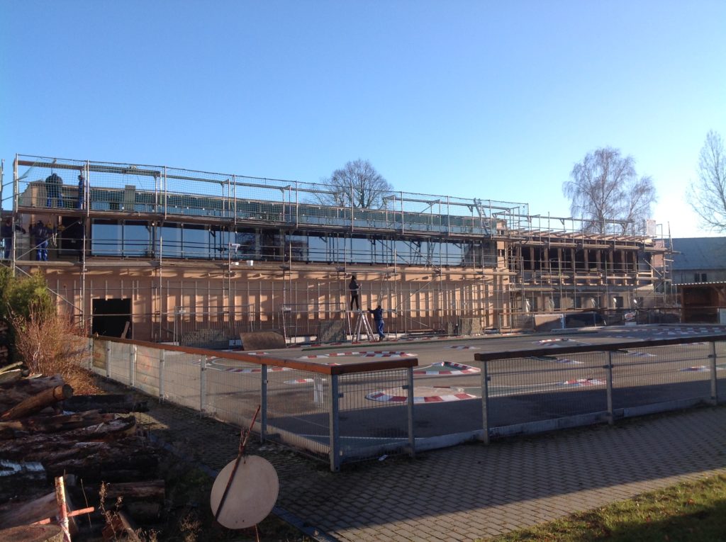 Turnhalle Ruppendorf Fassade wird vorm Winter komplett geschlossen